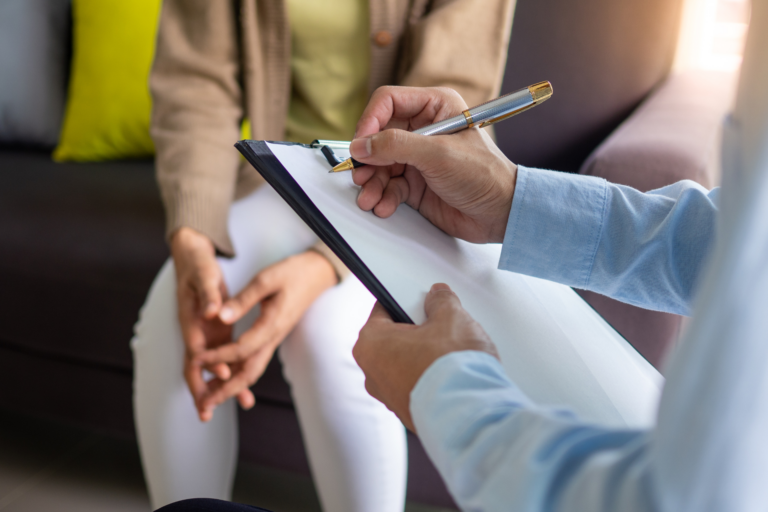 Female patients with mental illnesses and physical illnesses are currently discuss with a doctor or psychiatrist. Therapy for mental symptoms and depression